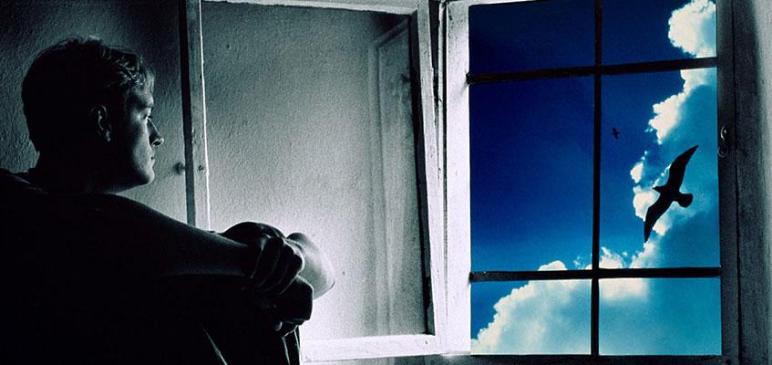 Беспросветное состояние может настигнуть каждого Человек смотрит в окно