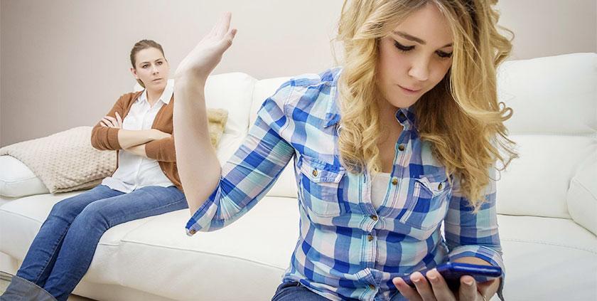 Ребенок не хочет вас слушать? Мама и дочка