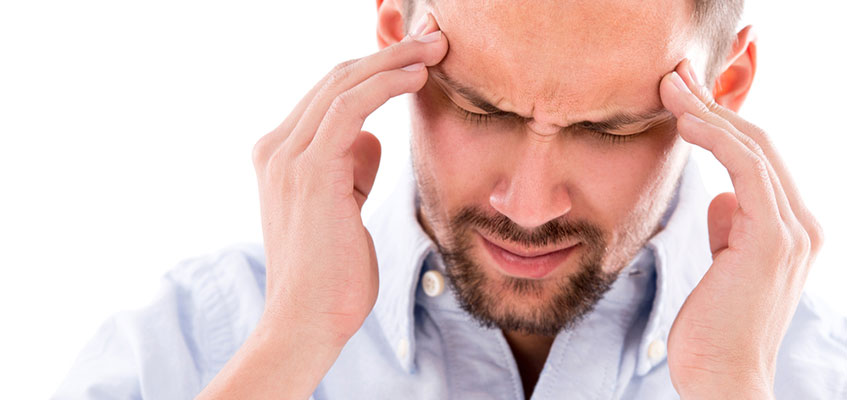 Боли в голове Мужчина держится за голову