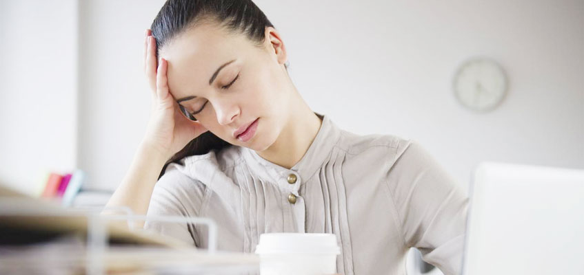 Слабость — признак низкого давления Девушка спит