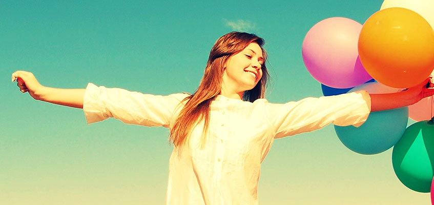 Почувствуйте легкость! Девушка с шариками
