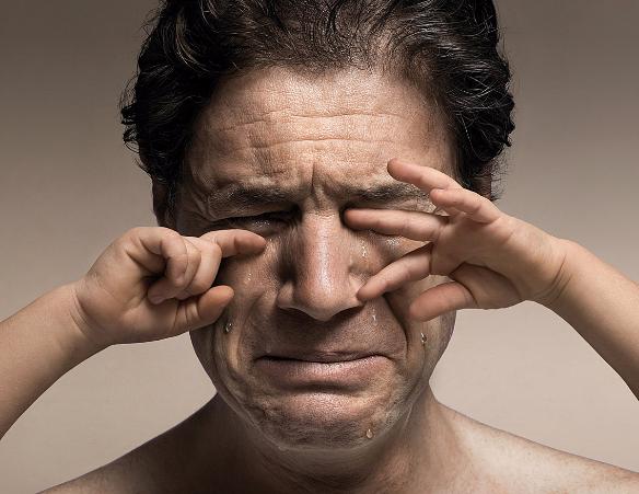 Что же делать, когда совсем не настроения? Плачущий мужчина