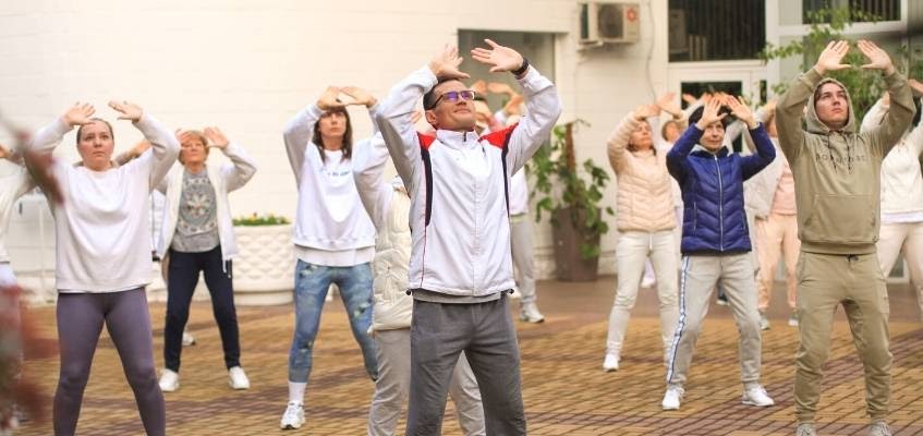 Откройтесь миру Люди с руками у лица