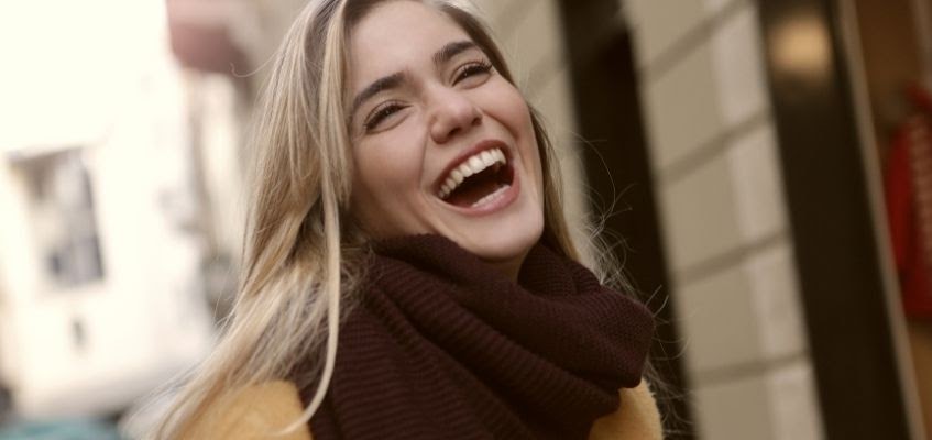 Смейтесь неудачи в лицо Девушка смеется