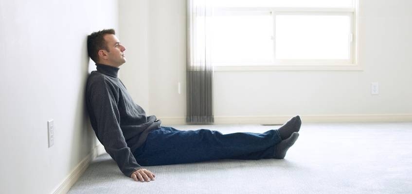 Все надоело Мужчина сидит на полу