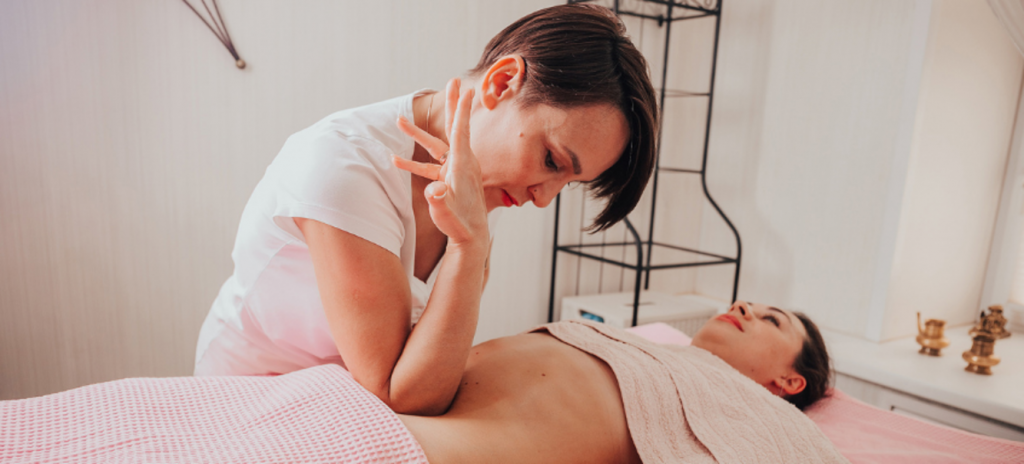 Массаж внутренних органов творит чудеса! Массажист проминает локтем низ живота