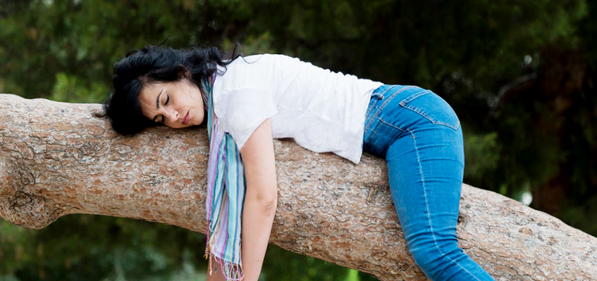 Нет сил встать после рабочего дня? Женщина на бревне