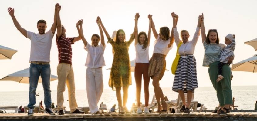 Присоединяйтесь! Люди держаться вместе за руки