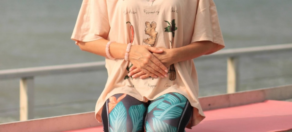 Здоровье кишечника связано с иммунитетом Девушка держится за живот