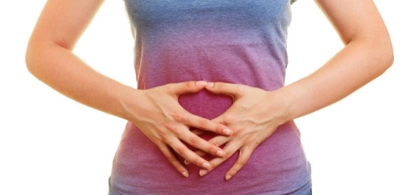 Боли могут быть вызваны эмоциями Девушка держит руки на животе