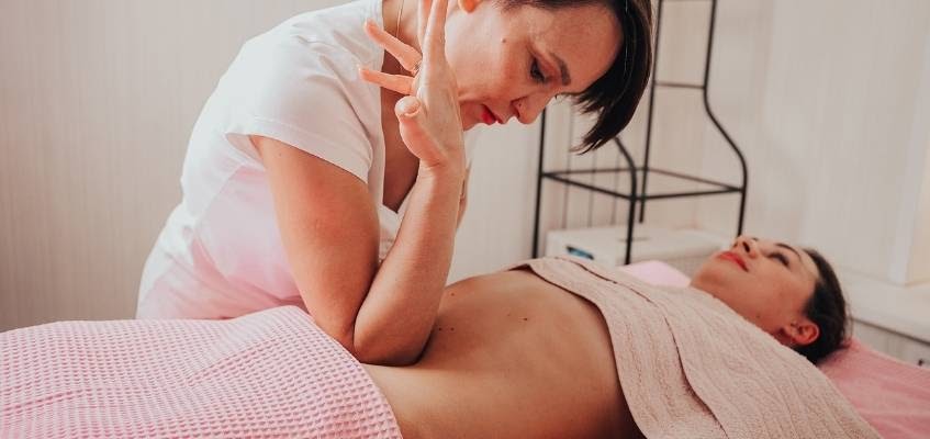 Массаж живота локтем Фото массажа живота локтем