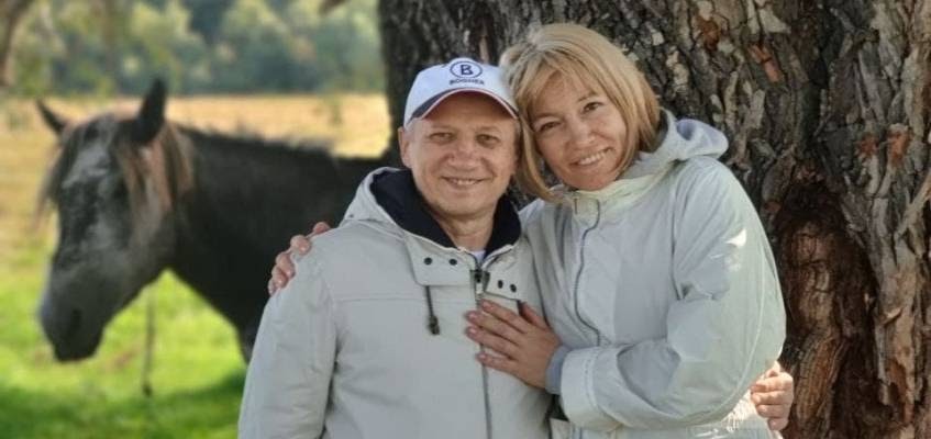 В окружении природы и естественно выращенных продуктов Пара на фоне лошади