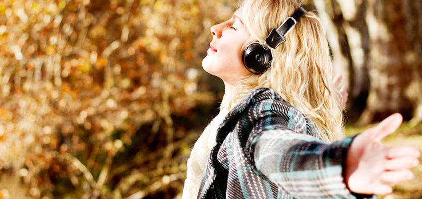 Больше прогулок и музыки Девушка в наушниках