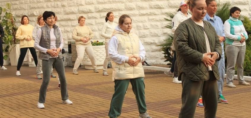 Результаты вас удивят! Люди делают упражнение на улице