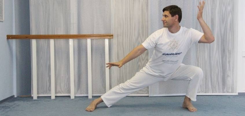 Опытные инструктора помогут Мужчина делает йогу