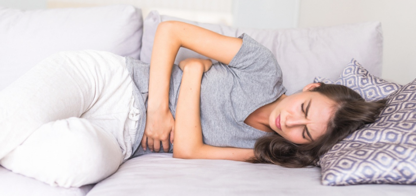 Девушка лежит и держится за живот психосоматика диагностика