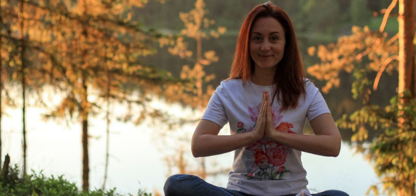 Найдите внутреее спокойствие Женщина после медитации