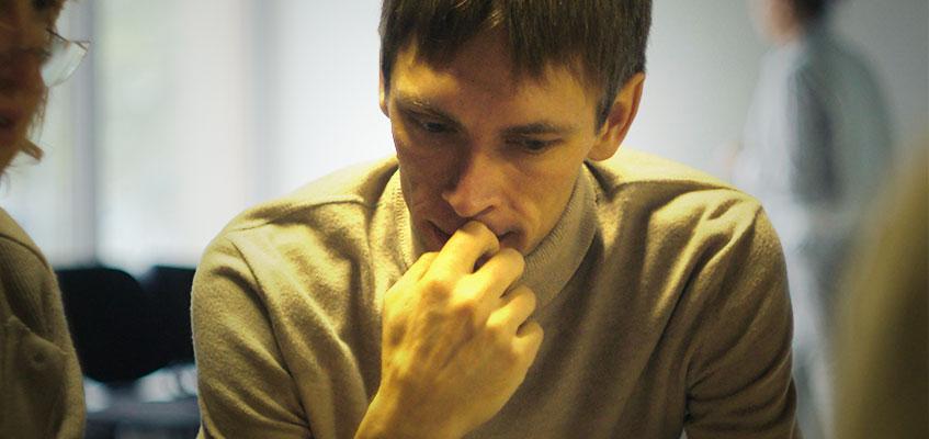 Решение в ваших руках Мужчина задумался