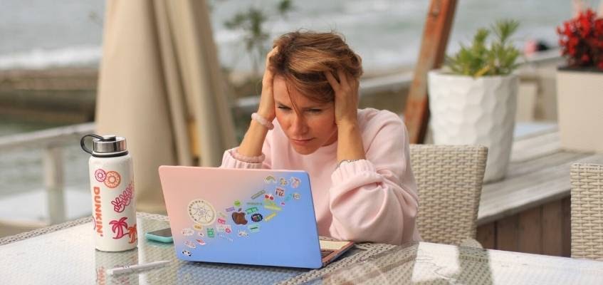 Решение ваших проблем Девушка за ноутбуком держится за голову