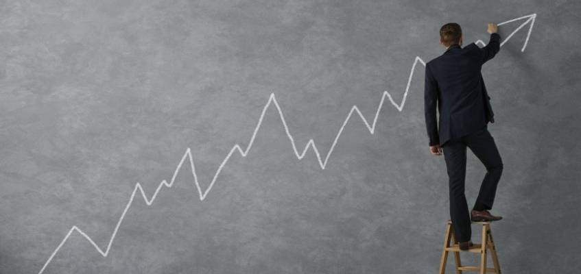 Рост вверх Человек рисует график вверх