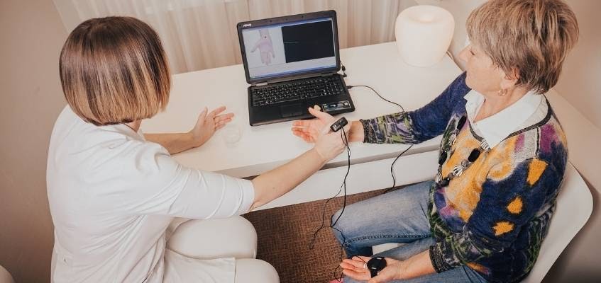 Доверьтесь опытным врачам Женщина с врачом