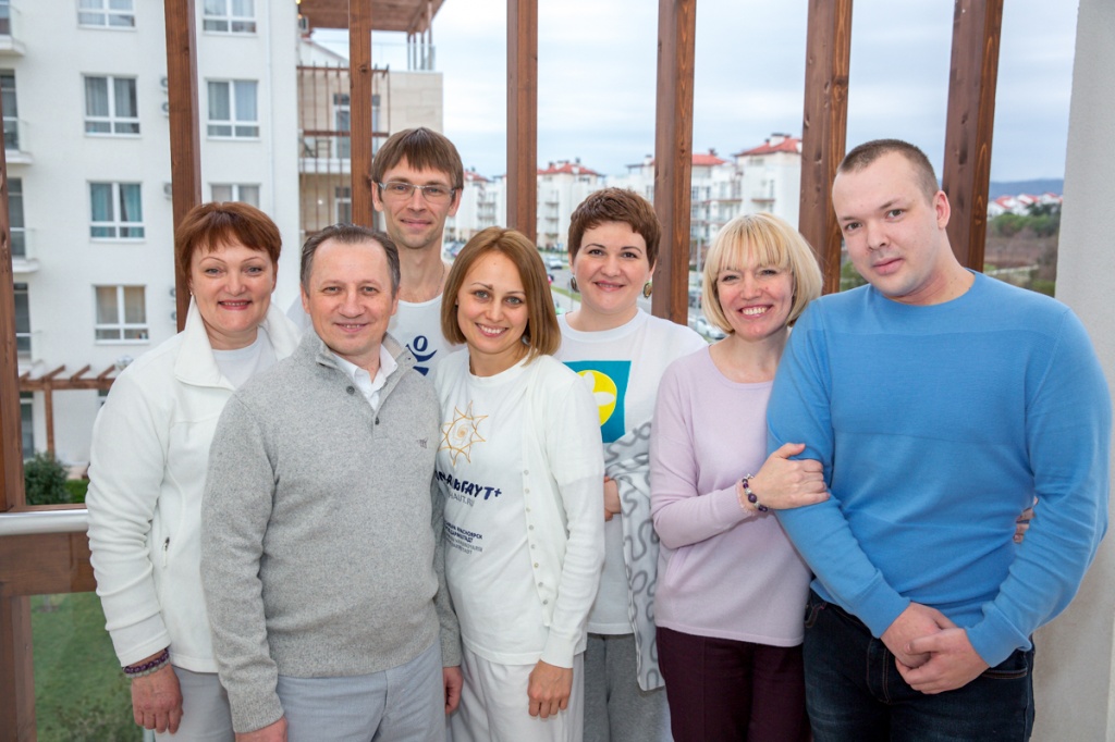 Присоядиняйтесь! Люди стоят и улыбаются