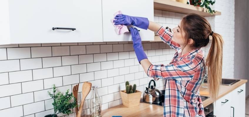 Наведите чистоту снаружи Деуушка убирается на кухне