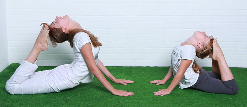 Дети делают йогу