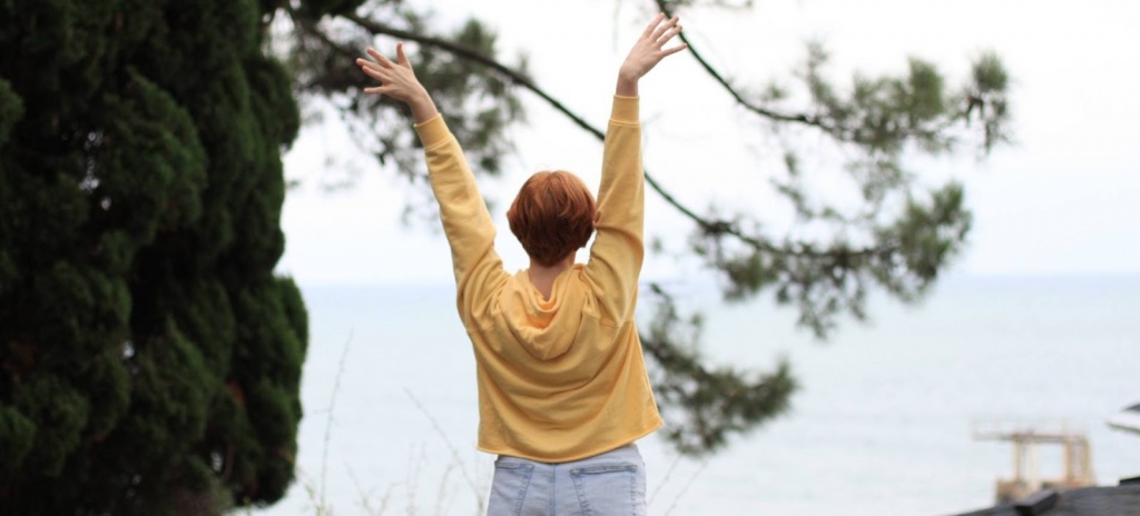 Это изменило мою жизнь! Девушка стоит спиной с поднятыми руками