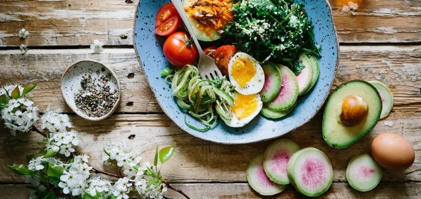Салат с яйцами в тарелке уровень эстрогенов в питании