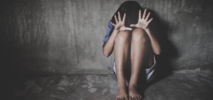 У страха глаза велики Девушка сидит на полу в темной комнате