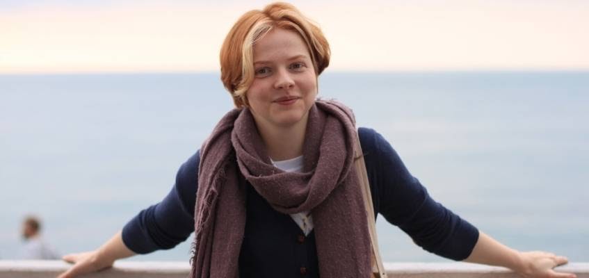 Обучение в радость Девушка улыбается