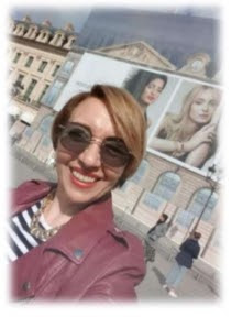 И в возрасте за 40 можно все изменить! Женщина в темных очка улыбается