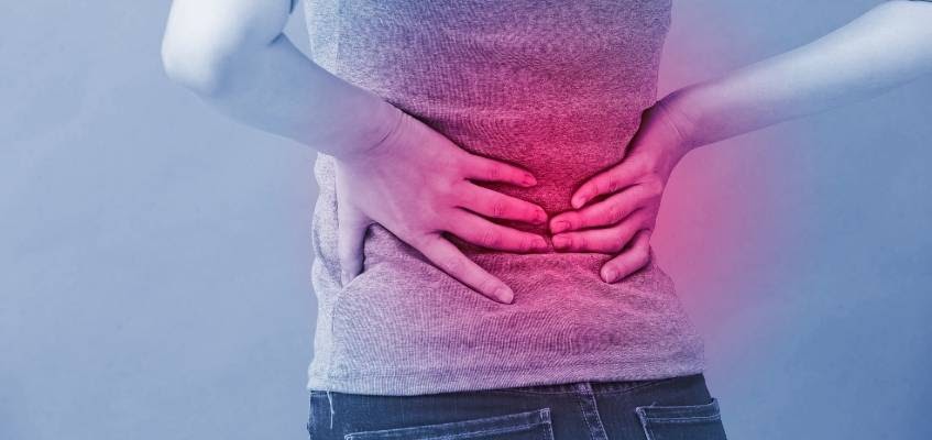 Причин боли в почках много Женщина держится за почки