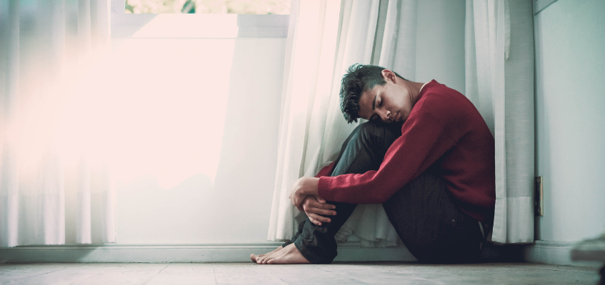 Дайте себе немного расслабиться Мужчина спит сидя