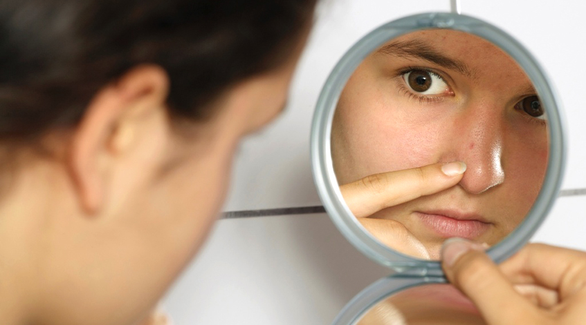 Подросток у зеркала