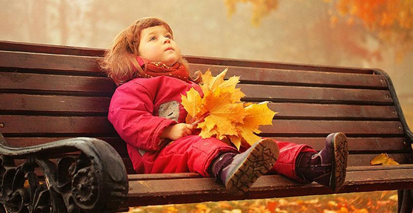 Девочка на скамейке