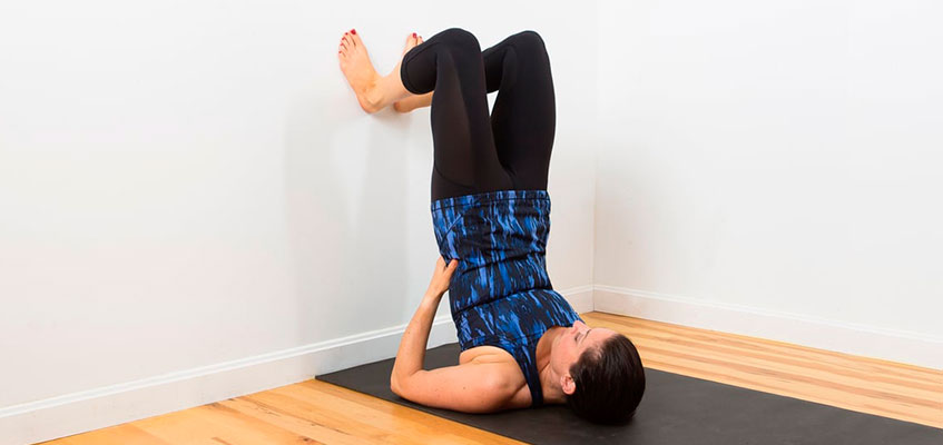 Перевернутая поза Перевернута поза йоги у стены