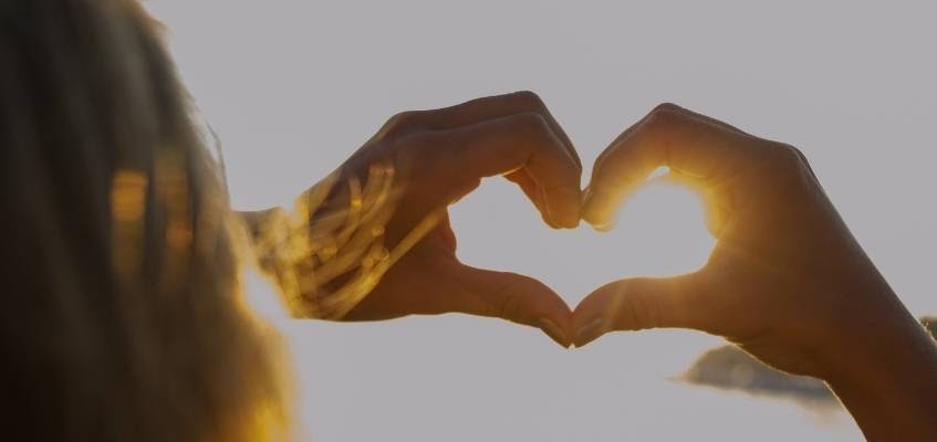 Откройте свое сердце Руки в форме сердца