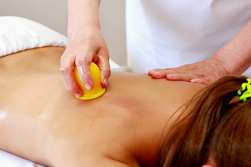 Занятия йогой очень полезны Банки на спине