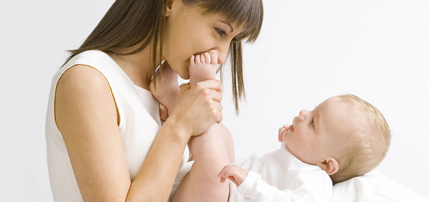 Мама целует ножки