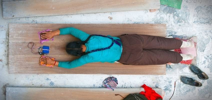 Что дает эта практика? Человек лежит на досках