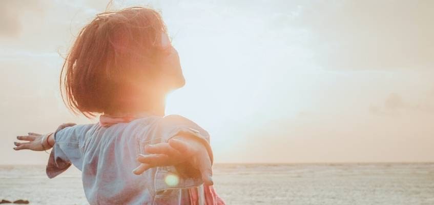 Наполнитесь внутренним светом Девушка на фоне солнца