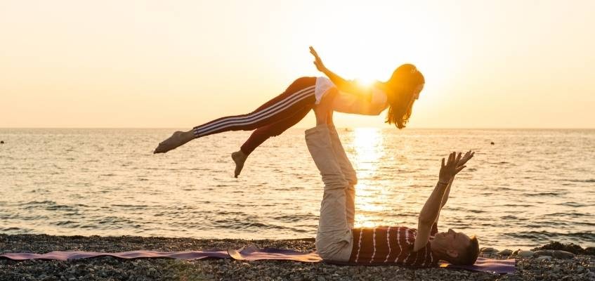 Идите на встречу счастье Мужчина держит девушку на ногах