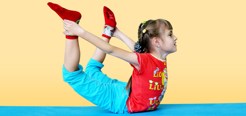 Физические упражнения лучше лекарства! Девочка делает йогу