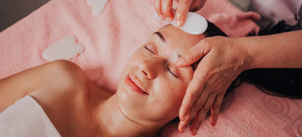 Массаж лица женщине