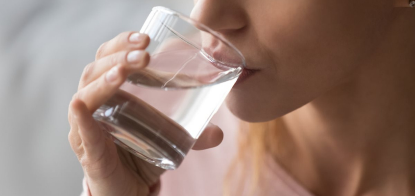 Девушка пьет воду