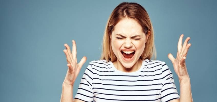 Негативные эмоции плохо влияют на органы Девушка в стрессе