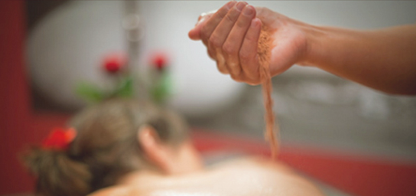 Удвартана - массаж сухими порошками Аюрведический порошок сыпется