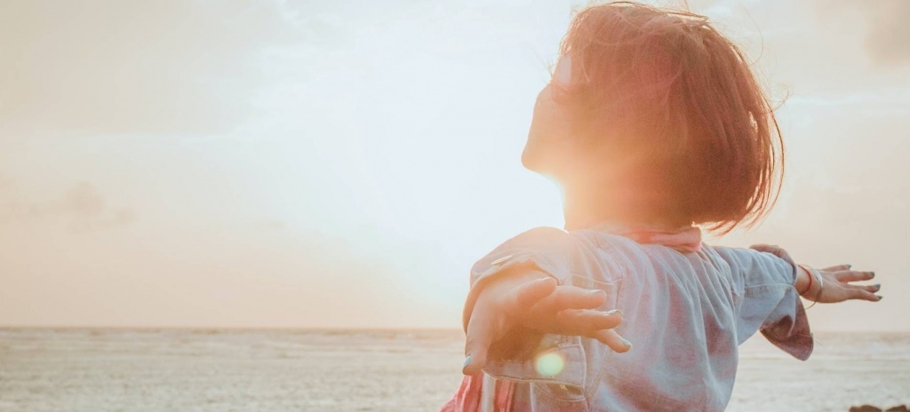 Обретите спокойствие Девушка с раскрытыми руками